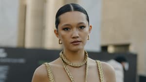 Frau trägt Sleek Hair und zweier Set Streetstyle