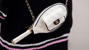 Frau mit Tasche in Tennisschlägerform