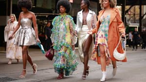 Vier Frauen in New York in bunten Kleidern