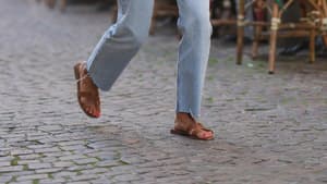 Frau mit braunen Sandalen