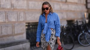 Frau im blauen Leinenhemd