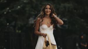 Frau in weißen Midi-Kleid