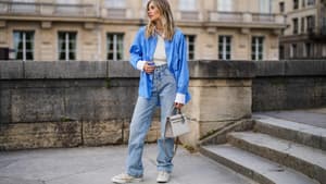 Frau trägt Sneaker und Jeans