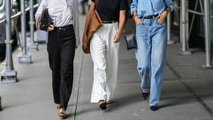 3 Frauen, die Jeans tragen