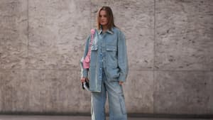 Frau im Denim-Look