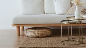 Minimalistische Wohnung Sofa Holz Weiß Kork mit Kissen und Tischen