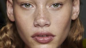 Model mit Sommersprossen