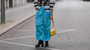Frau mit blauer Hose