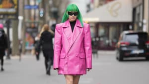 Person mit pinkem Blazer
