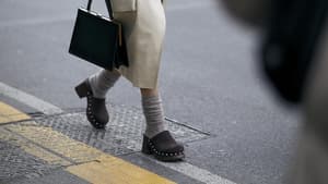 Eine Frau trägt Clogs