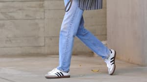 Elsa Hosk trägt Levis Jeans und weiße Adidas Samba