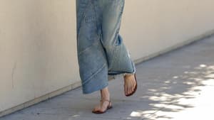 Elsa Hosk trägt Sandalen und Jeansrock