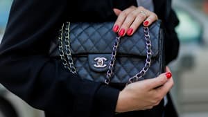 Frau trägt Chanel Handtasche Flap Bag