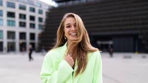 Lola Weippert in neongrünem Blazer