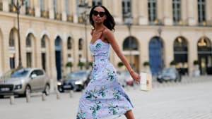 Große Frau mit Midi-Kleid