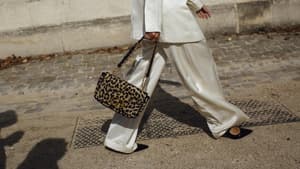 Pallazzo Hose aus Satin mit passendem Blazer