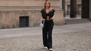 Frau mit schwarzer Hose