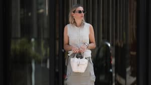 Frau in grauem Pullunder und Maxi-Rock