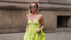 Frau in gelbem Kleid