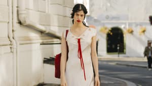 Eine Frau trägt ein weißes Kleid