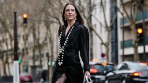 Frau mit schwarzem Kleid