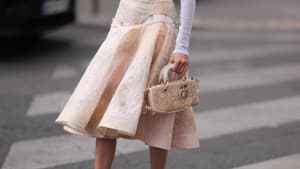 Person mit Dior Handtasche