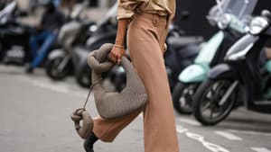 Frau trägt eine beige Hose