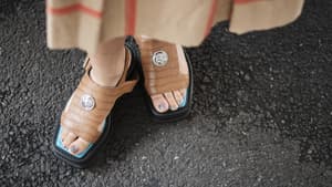 Frau mit braunen Sandalen