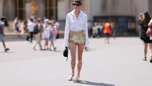 Frau mit stylischen Strappy Sandals