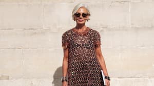 Grece trägt ein kurzes Kleid und Stiefel