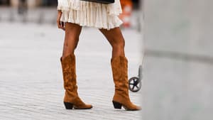 Frau trägt Cowboy-Stiefel