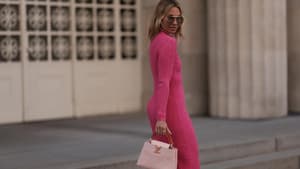 Frau trägt pinktes Kleid