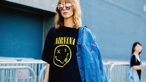 Frau trägt Nirvana-T-Shirt