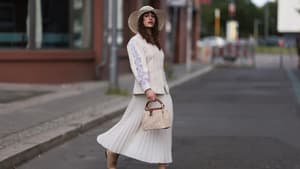 Berlinerin in weißem Maxikleid
