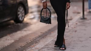 Schwarze Sandalen im Look