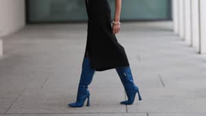 Frau mit blauen Stiefeln