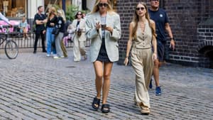 zwei stylische Frauen bei der Copenhagen Fashion Week