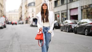 Frau mit Boyfriend Jeans