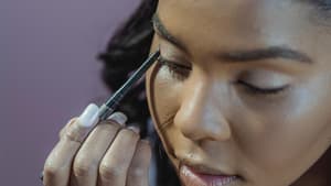 Frau trägt Eyeliner auf