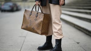 Frau trägt Louis Vuitton Tasche