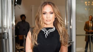Jennifer Lopez in schwarzem Kleid