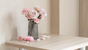 Glasvase mit Blumen