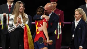 Luis Rubiales küsst Nationalspielerin