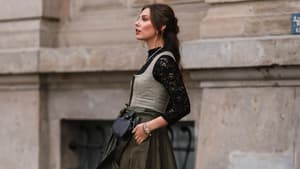 Masha Sedgwick in einem Dirndl mit schwarzer Bluse