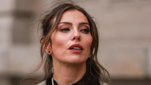 Masha Sedgwick trägt dunkelgrünes Dirndl und schwarze Spitzenbluse und offene Haare mit Wellen Oktoberfest Make-up