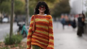 Frau mit buntem Pullover