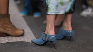 Frau in Ankle Boots aus Jeansstoff
