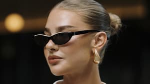 Frau auf der Fashion Week mit schönem Teint