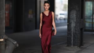 Frau in roten Kleid