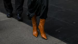 Emily Ratajkowski trägt braune Stiefel